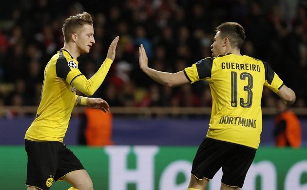 Borussia Dortmund snížila v Monaku v odvetném čtvrtfinále Ligy mistrů po trefě Marca Reuse, svůj gól slaví střelec s Raphaelem Guerreirem.