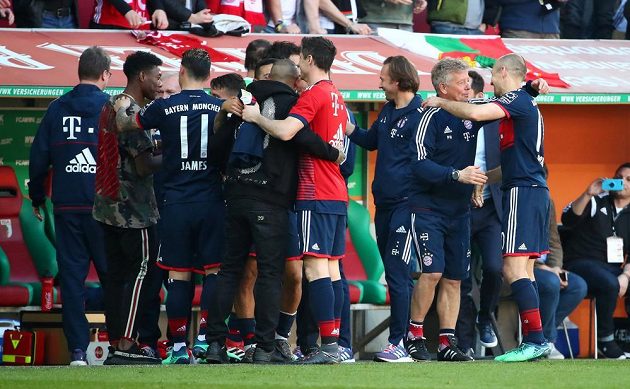 Je to doma. Fotbalisté Bayernu Mnichov získali v německé lize šestý mistrovský titul.