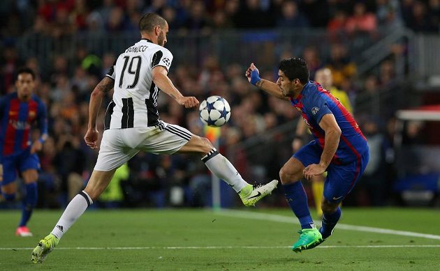 Barcelonský Luis Suárez v souboji o míč s Leonardem Bonuccim z Juventusu během odvetného čtvrtfinále Ligy mistrů.