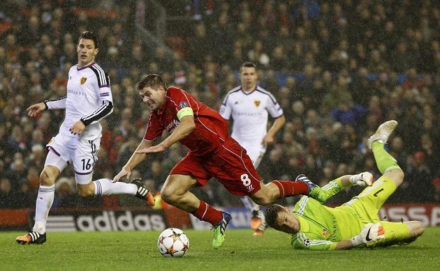 Brankář Basileje Tomáš Vaclík v souboji s liverpoolským Stevenem Gerrardem v duelu Ligy mistrů.