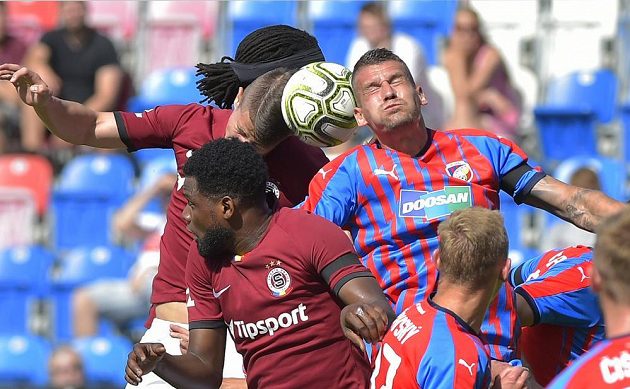 Zleva sparťané Benjamin Tetteh (vpředu), Adam Hložek a Costa a Lukáš Hejda z Plzně.