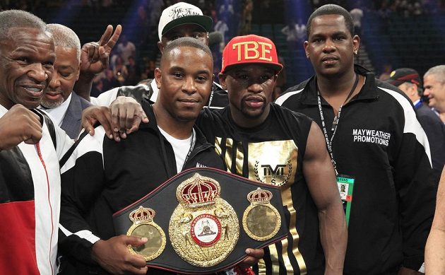 Floyd Mayweather mladší (druhý zprava) oslavuje se svým týmem zisk pásu pro šampióna organizace WBA.