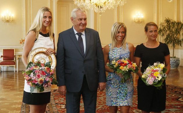 Prezident republiky Miloš Zeman (druhý zleva) a tenistky Petra Kvitová (vlevo), Klára Koukalová a Barbora Záhlavová-Strýcová.