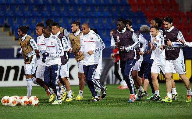 Fotbalisté Lyonu během předzápasového tréninku před odvetným utkáním osmifinále Evropské ligy s Plzní.