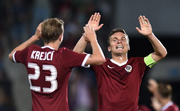 Sparťanský útočník David Lafata (vpravo) se raduje se záložníkem Ladislavem Krejčím ze vstřelení gólu proti Tallinnu.