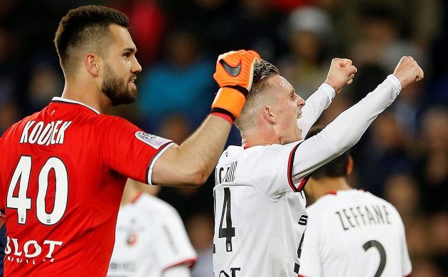Český gólman Tomáš Koubek slaví se spoluhráči vítězství nad PSG v Parku Princů.