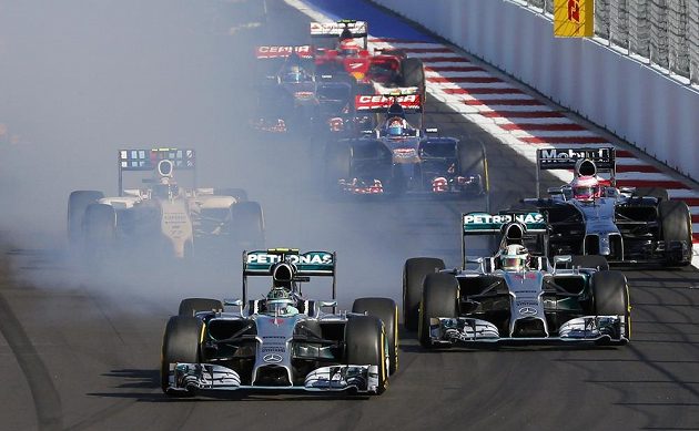 Nico Rosberg se krátce po startu dostal do čela, ale následně probrzdil pneumatiky a musel do boxů.