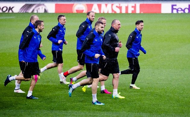 Plzeňští fotbalisté během tréninku v Lisabonu před utkáním EL se Sportingem.