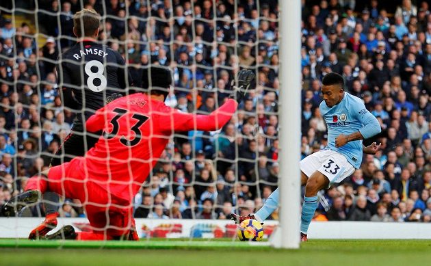 Gólman Arsenalu Petr Čech v tuto chvíli zlikvidoval šanci Manchesteru City, jinak ale v utkání třikrát kapituloval.
