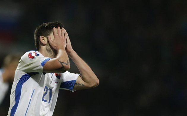 Michal Ďuriš skrývá hlavu v dlaních, Slováci podlehli Bělorusku 0:1 a o ME ještě musí bojovat.