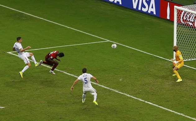Portugalec Silvestre Varela (druhý zleva) střílí v nastaveném čase vyrovnávací gól do sítě USA.