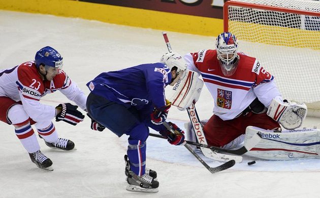 Antoine Roussel z Francie střílí čtvrtý gól. Vlevo je český reprezentant Ondřej Němec, vpravo brankář českého týmu Alexander Salák.