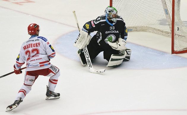Takhle Vladimír Dravecký překonal v nájezdech brankáře Mladé Boleslavi Davida Ritticha a rozhodl o výhře Ocelářů.