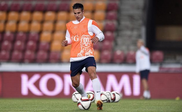 Nizozemský útočník Robin Van Persie během pondělního tréninku před kvalifikačním duelem o postup na mistrovství Evropy 2016 s Českem.