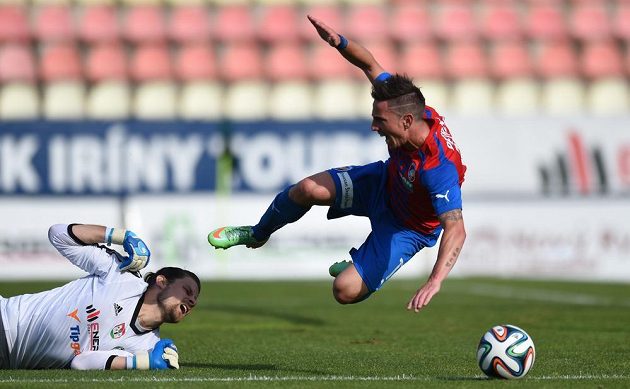Plzeňský útočník Milan Petržela padá po zákroku příbramského brankáře Marka Boháče.