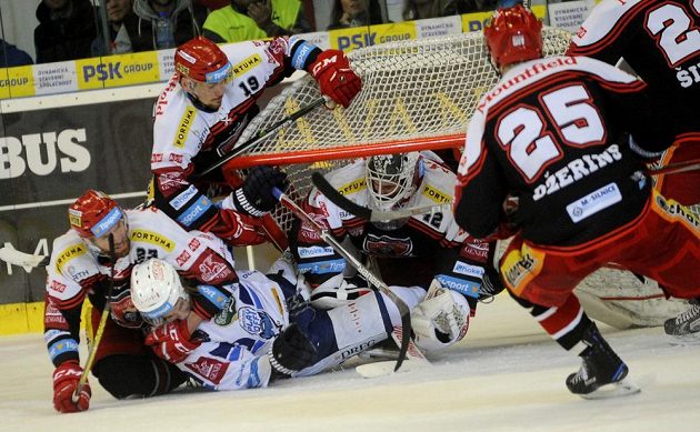 V šestém semifinále play off hokejové extraligy mezi HC Kometa Brno - Mountfield Hradec Králové se pořádně jiskřilo. Pod padající brankou je brankář Patrik Rybár, vlevo dole René Vydarený a nahoře Martin Pláněk, všichni z Hradce Králové.