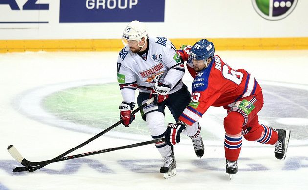 Sergej Mozjakin z Magnitogorsku (vlevo) a Ondřej Němec ze Lva Praha během 4. utkání finále play off KHL.