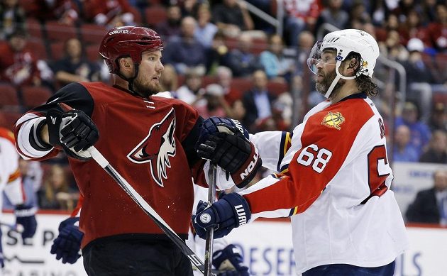Český útočník Jaromír Jágr (68) z Floridy v roztržce s Nicklasem Grossmanem (2) z Arizony v zápase NHL.