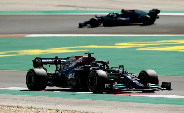 Pilot Mercedesu Lewis Hamilton na prvním místě během Velké ceny Portugalska.
