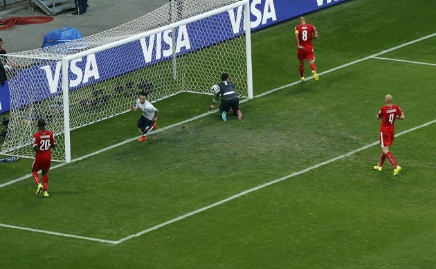 Francouz Mathieu Valbuena (druhý zleva) právě překonal švýcarského brankáře Diega Benaglia.