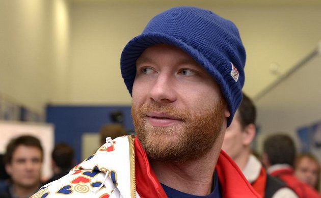 Hokejista Jiří Novotný během odletu české olympijské výpravy do Soči na Zimní olympijské hry na kbelském letišti.