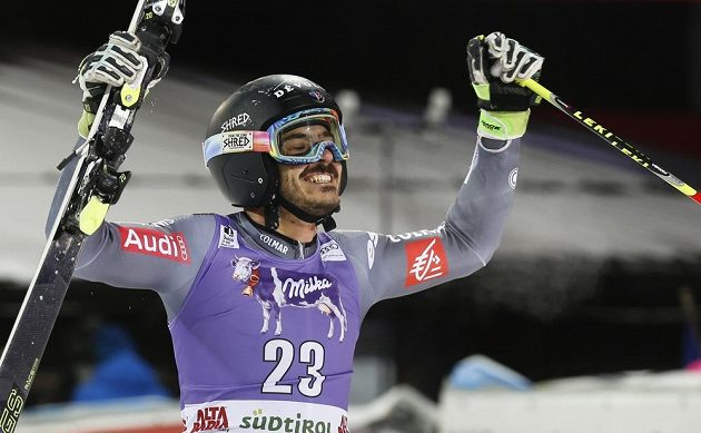 Francouzský lyžař Cyprien Sarrazin slaví vítězství v paralelním obřím slalomu v Alta Badii.