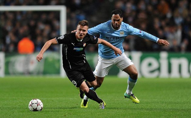 Plzeňský útočník Stanislav Tecl (vlevo) v souboji s Joleonem Lescottem z Manchesteru City.