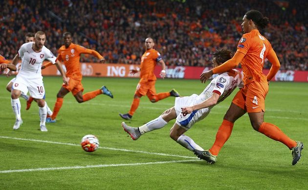 Josef Šural (druhý zprava) střílí druhý český gól proti Nizozemsku v kvalifikaci ME v Amsterdamu s Nizozemskem. Vpravo Virgil van Dijk. Přihlížejí Jiří Skalák (10), Georginio Wijnaldum (8) a s kapitánskou páskou Wesley Sneijder.