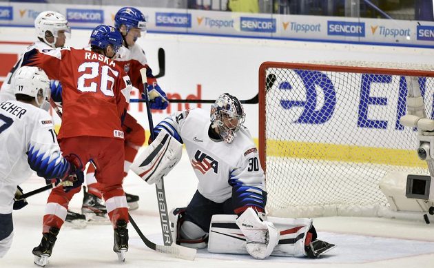 V popředí zleva John Beecher z USA, Adam Raška z České republiky a překonaný brankář Spencer Knight z USA.