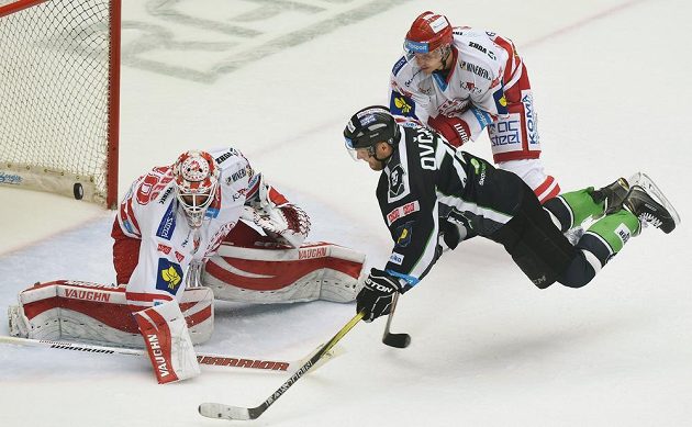 Brankář Třince Šimon Hrubec za pomoci Davida Noska řeší nájezd Ctirada Ovčačíka z Mladé Boleslavi.