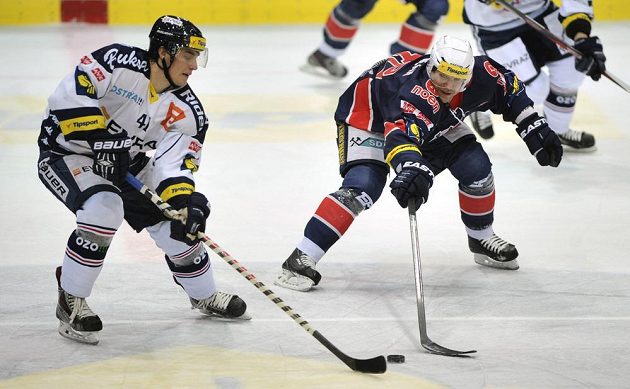 Útočník Vítkovic Petr Strapáč (vlevo) a útočník Chomutova Vojtěch Kubinčák v utkání 33. kola hokejové extraligy.
