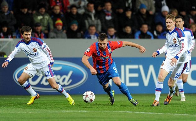 Plzeňský útočník Stanislav Tecl z Plzně (uprostřed), Georgij Ščennikov (vlevo) a Rasmus Elm z CSKA v utkání Ligy mistrů.