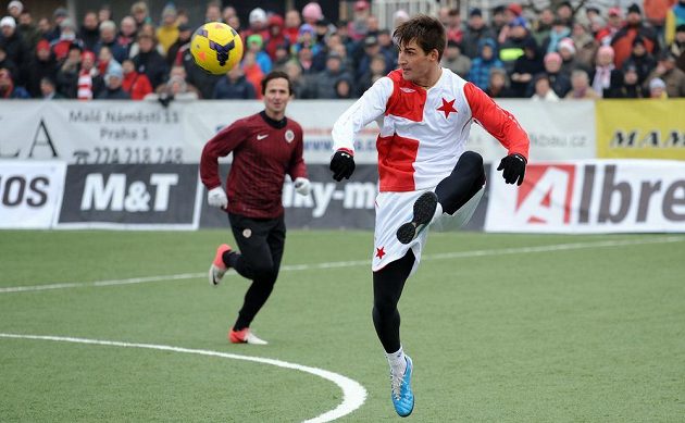 Záložník Slavie Praha Rudolf Skácel během tradičního Silvestrovského derby mezi týmy AC Sparta Praha a SK Slavia Praha.