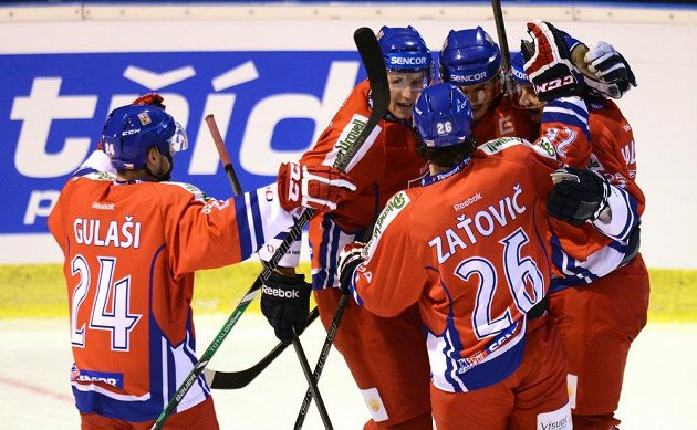 Čeští hokejisté slaví v utkání Euro Hockey Challenge gól v síti Dánska. Zcela vpravo je autor branky Jakub Valský.