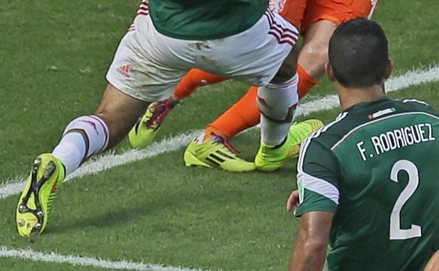 Detail střetu Arjena Robbena s Rafelem Márquezem, Nizozemec padá přes pravou nohu kapitána mexického týmu.