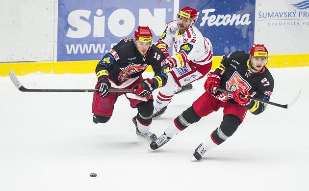 Zleva Martin Pláněk z Hradce Králové, třinecký útočník Erik Hrňa a forvard Mountfieldu Rastislav Dej v utkání 22. kola Tipsport extraligy.