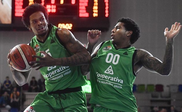 Zleva Javonte Douglas a Devante Wallace ve finále individuální dovednostní disciplíny ve hře jeden na jednoho.