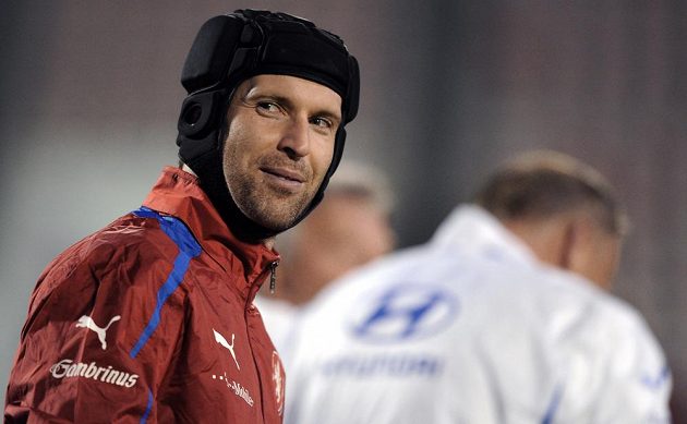PETR ČECH - Gólman, o němž kouč Chelsea Mourinho mluví jako o nejlepším brankáři světa a jehož cena je odhadována na 25 miliónů eur, si nezachytal ani na MS 2010 v JAR, chybět bude i v Brazílii. Zůstanou mu jen vzpomínky na Německo.