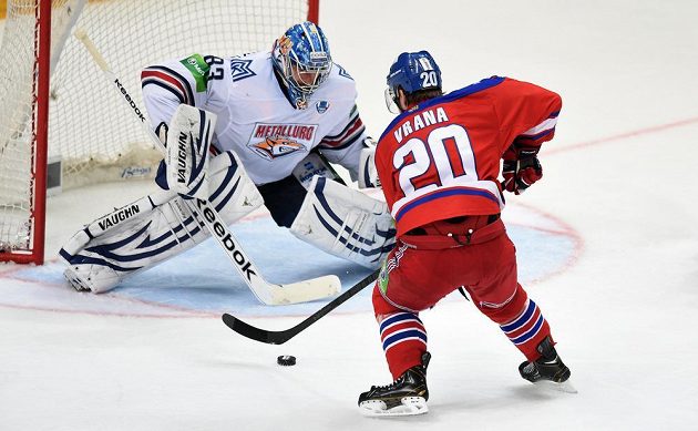 Brankář Magnitogorsku Vasilij Košečkin (vlevo) a Petr Vrána ze Lva Praha během 4. utkání finále play off KHL.