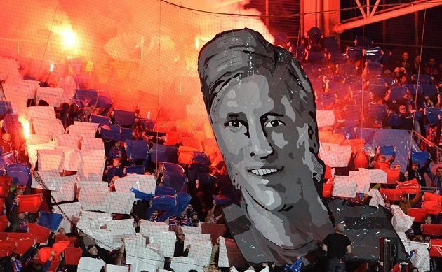 Fanoušci rozprostřeli portrét Františka Rajtorala v hledišti. Bývalá opora Viktoria Plzeň Rajtoral o víkendu v Turecku spáchal sebevraždu.