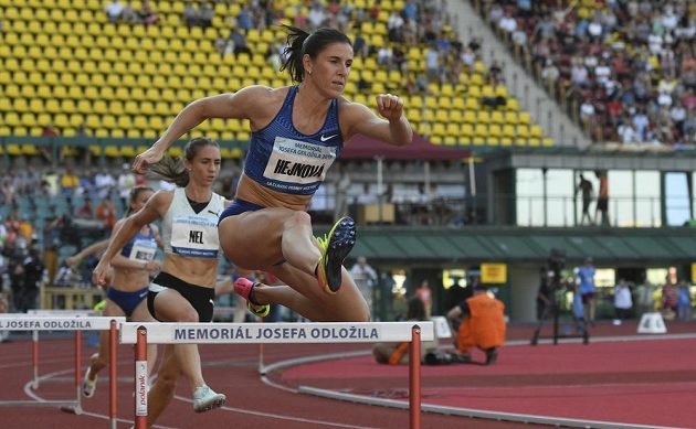 V závodu na 400 metrů překážek na Memoriálu Josefa Odložila bojují česká běžkyně Zuzana Hejnová a Wenda Nelová z Jihoafrické republiky.