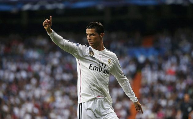 Cristiano Ronaldo z Realu Madrid nesouhlasí s verdiktem rozhodčích ve čtvrtfinálové odvětě Ligy mistrů proti Atlétiku Madrid.