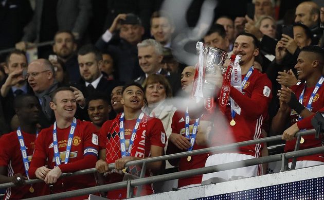 Fotbalisté Manchesteru United si užívají s vítěznou trofejí, kterou má v ruce Zlatan Ibrahimovič.