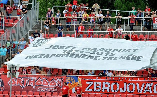 Hráči Brna i Baníku a diváci uctili nedávno zesnulou fotbalovou legendu Josefa Masopusta.