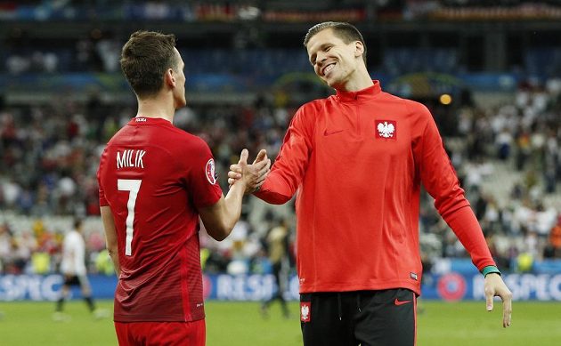 Polský útočník Arkadiusz Milik (vlevo) a brankář Wojciech Szczesny po skončení zápasu s Německem.