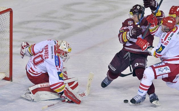 Před třineckým brankářem Šimonem Hrubcem doráží Jan Buchtele ze Sparty, vpravo David Nosek.