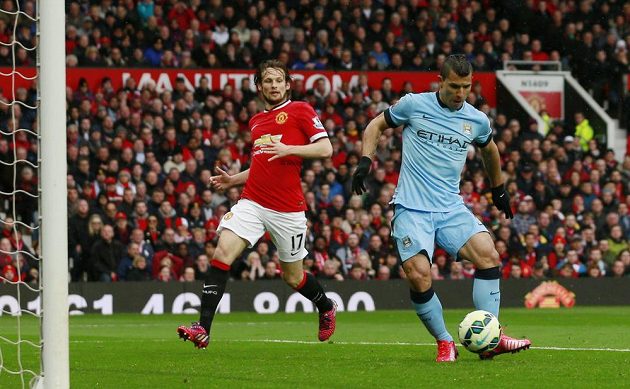 Útočník Manchesteru City Sergio Agüero střílí gól do sítě Manchesteru United.