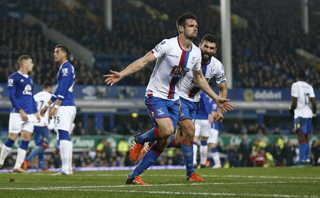 Stoper Crystalu Palace Scott Dann (vpředu) se raduje z gólu na hřišti Evertonu.
