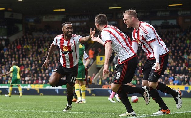 Jermain Defoe s Fabiem Borinim and Janem Kirchhoffem jeden z gólů do branky Norwiche.