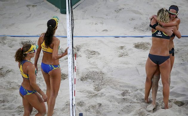 Vpravo jásající Němky Kira Walkenhorstová a Laura Ludwigová, které vyřadily brazilské duo Larissa a Talita.